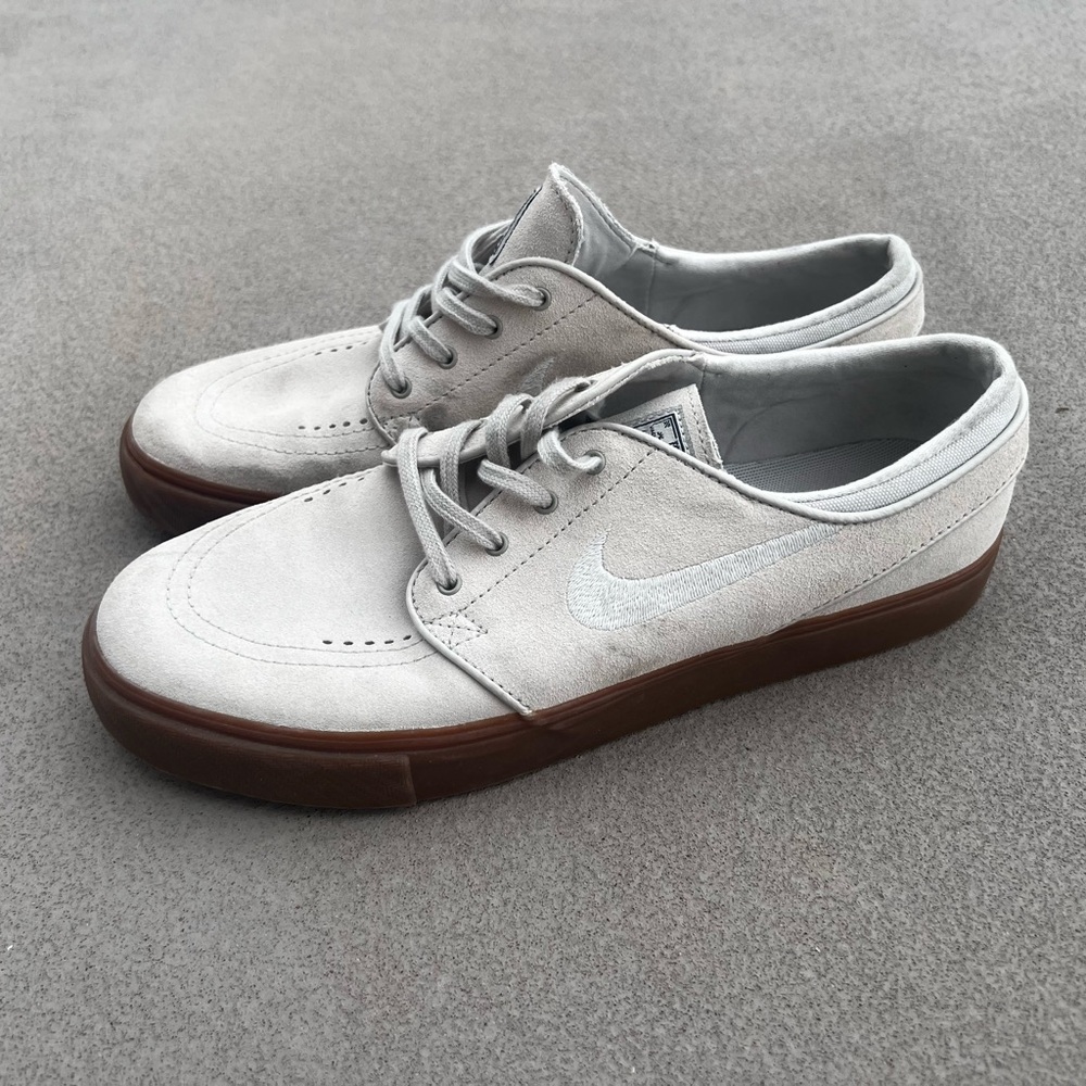 Nike Men's Gray Sneakers with Brown Sole